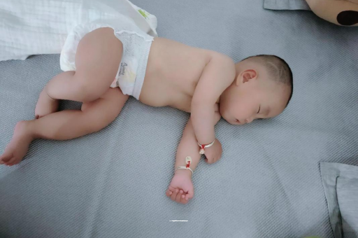 陇南宝宝拍嗝的正确方法